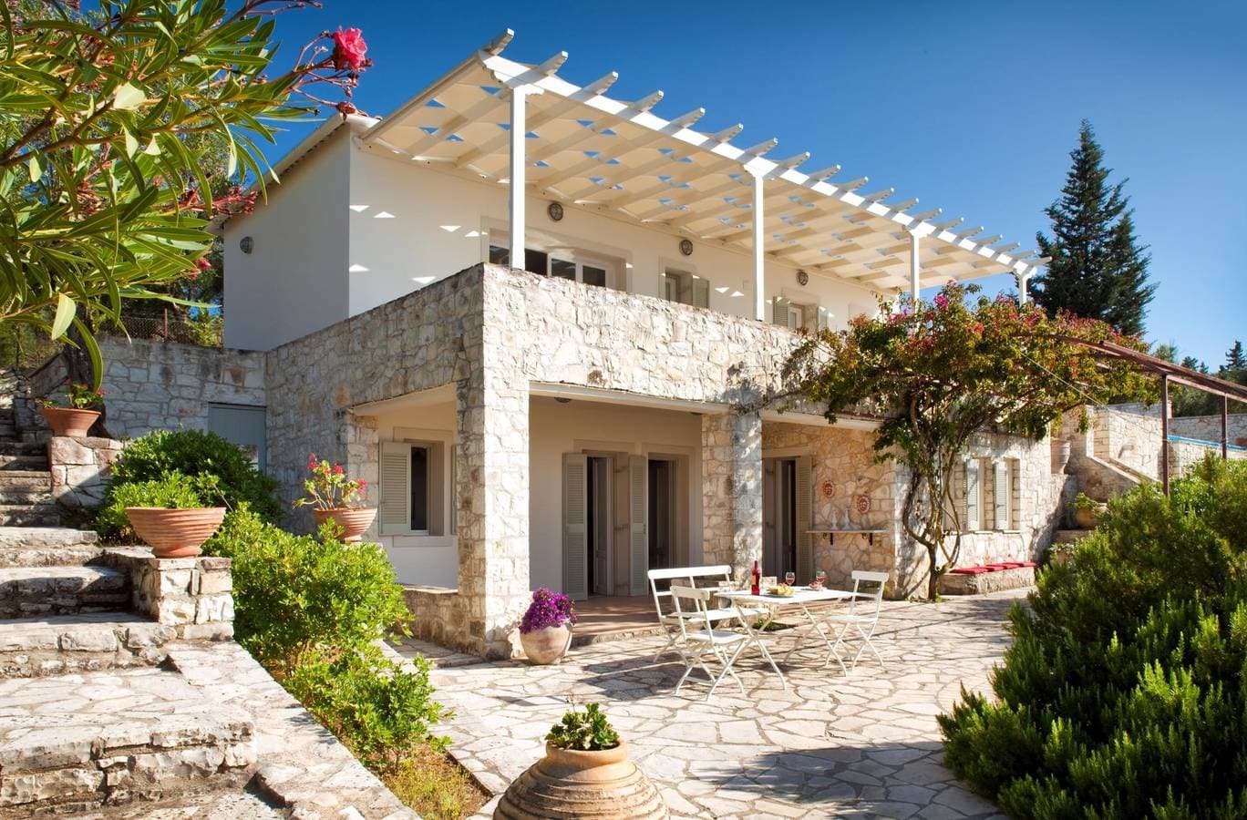 Foto 2 von 32: Beautiful Family Villa with Sea Views & Shaded Terraces near Beach