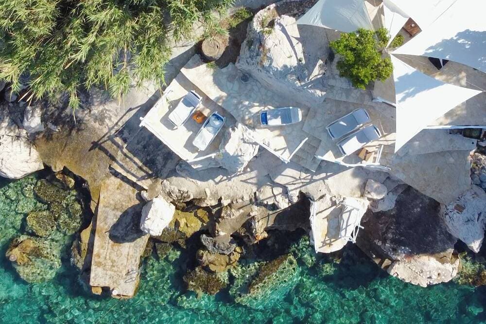 Foto 10 von 16: House for two with a private terrace located directly on the beach, town Hvar