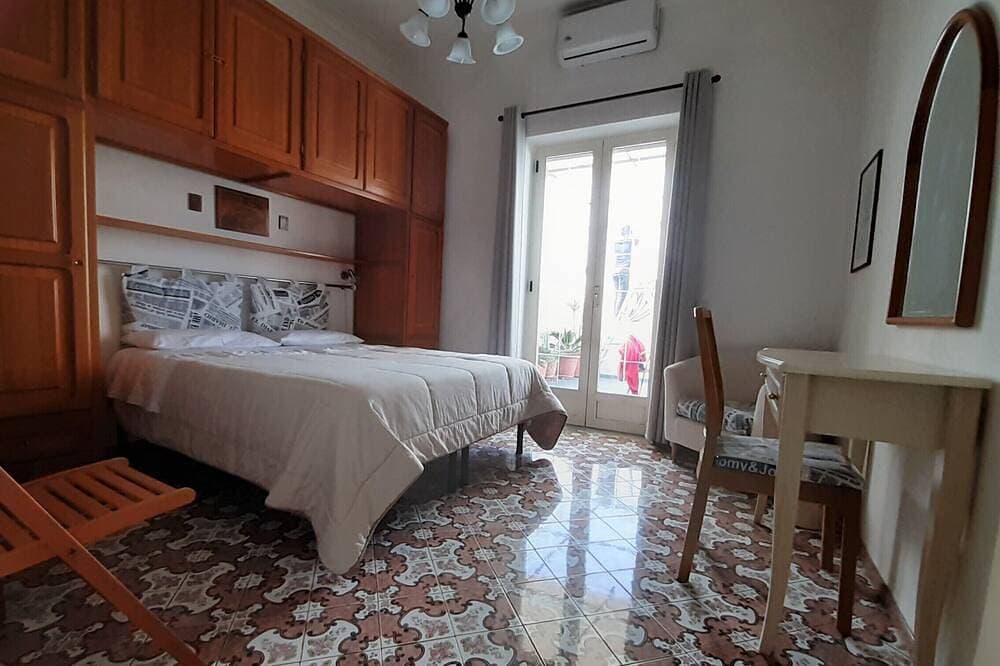 Foto 4 von 12: Casa Maria Cristina - large terrace with a view of the sea toward Positano and Capri