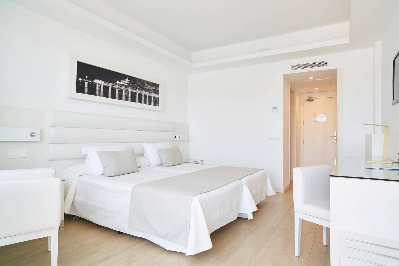 Foto 8 von 12: Double or Twin Room with Street View
