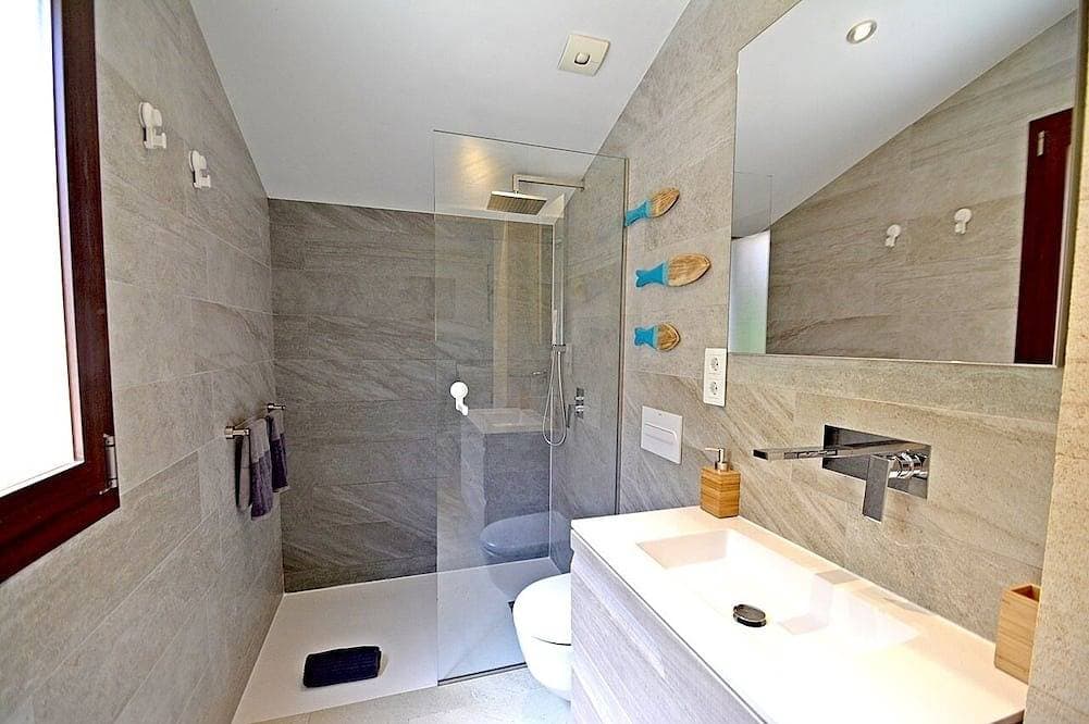 Foto 10 von 30: Freistehendes Modernes Ferienhaus Mit Pool & Whirlpool (Jacuzzi) In Top Lage