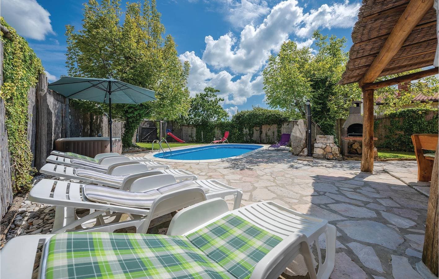 Foto 12 von 49: Geräumige Ferienwohnung mit Pool und Terrasse in der Nähe des Restaurants „Pazin Zapad“