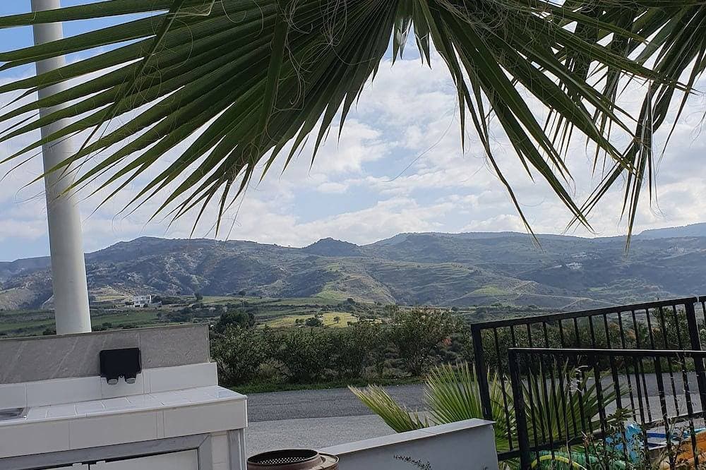 Foto 11 von 15: Stunning mountain and sea views, peaceful location in Peyia, Paphos.