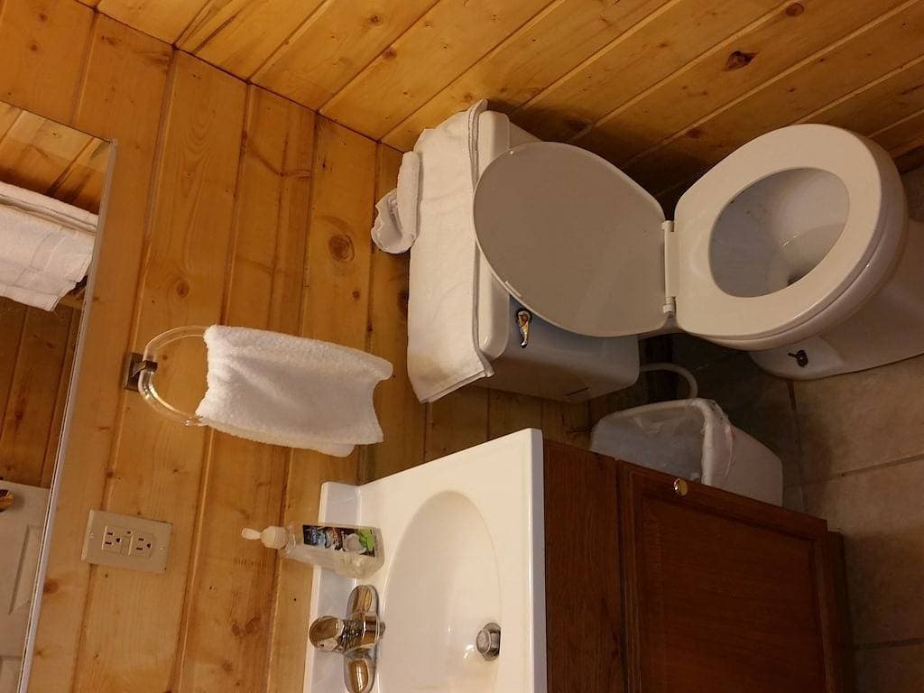 Foto 5 von 15: Flucht in die Wildnis. Abgeschiedene abgelegene Hütte mit privatem Teich