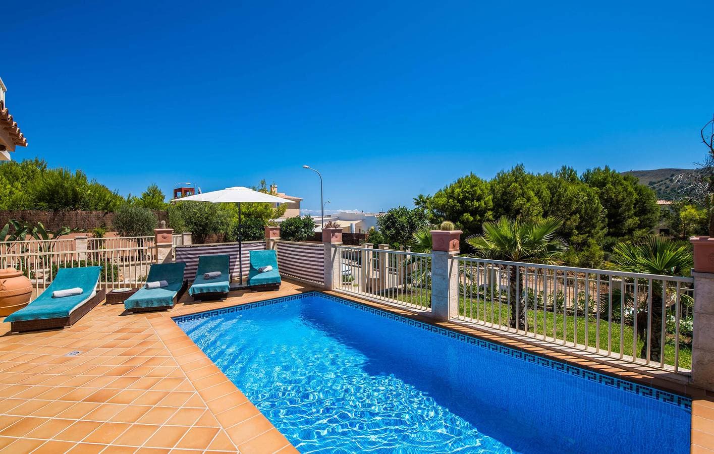 Foto 13 von 41: Apartment mit Meerblick, Pool, Küche und AC, 1,5 km von Cala Mitjana entfernt
