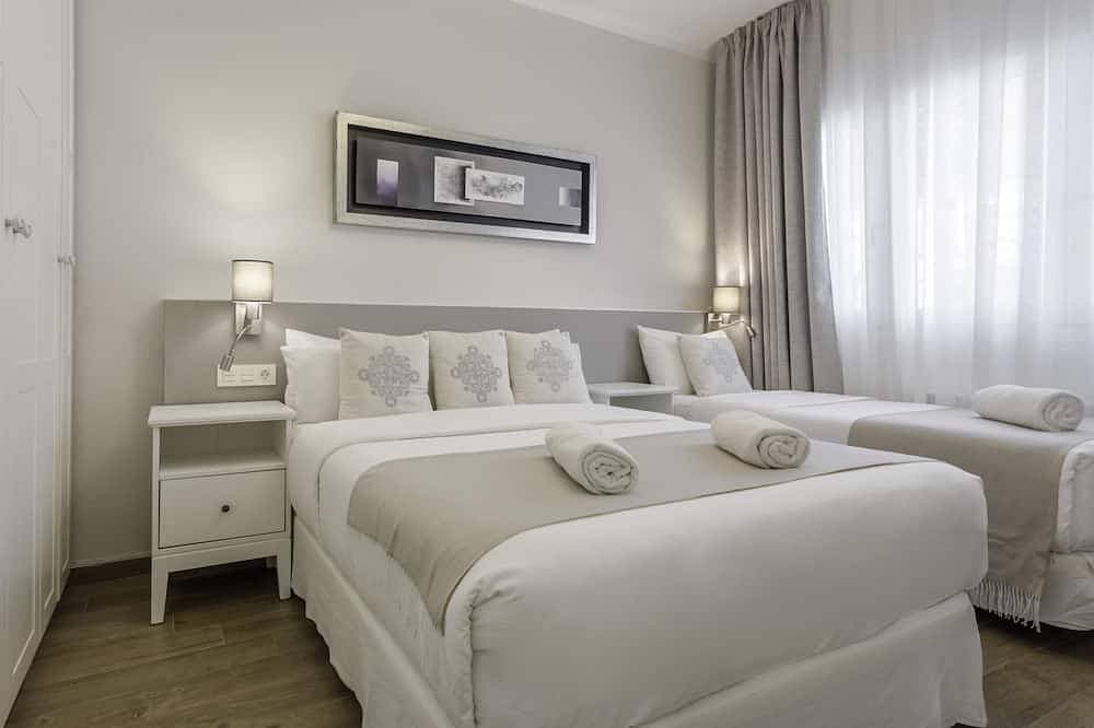 Foto 4 von 30: Sitges Centre Mediterranean House- 5 Bed/4 Bath/Private Pool- Sleeps up to 11