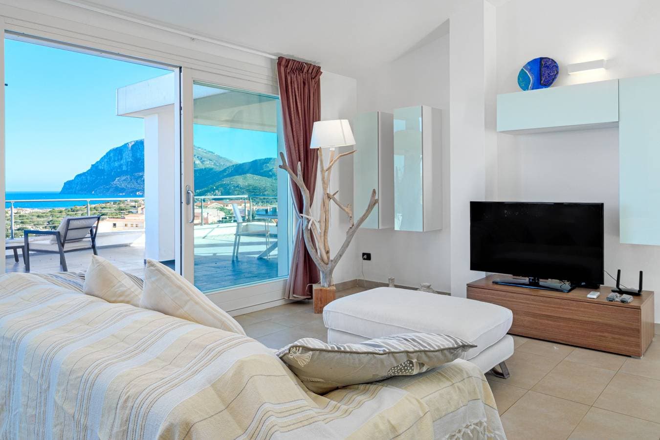 Foto 13 von 33: Ferienwohnung 12 in der Villa Marconi mit Blick auf das Meer und die Berge und Panoramaterrasse