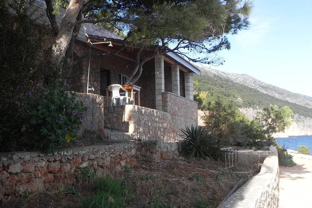 4-Zimmer-Ferienwohnung am Strand Sveta Nedilja, Hvar 1