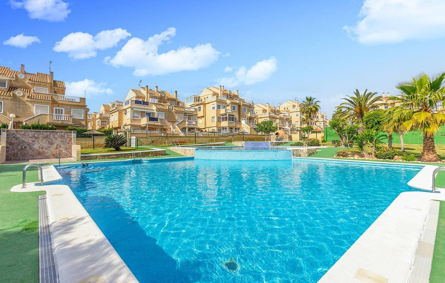 Rückzugsort am Strand mit Pool, Terrasse und Garten 1