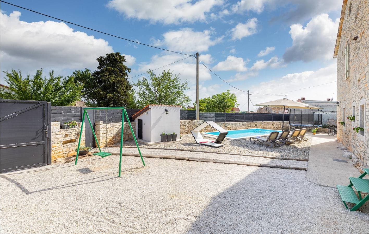 Foto 12 von 28: Charmante 70 m² große Wohnung mit Pool, Terrasse und WLAN in der Nähe von Sehenswürdigkeiten