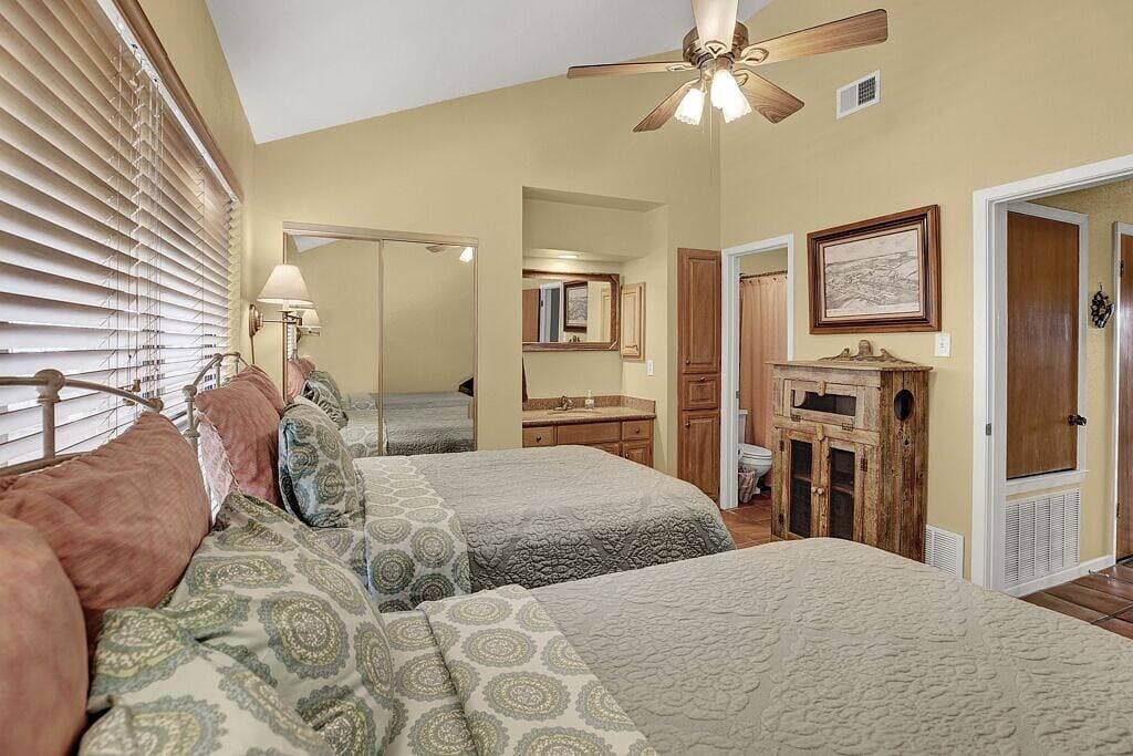 Foto 8 von 38: Das Float Inn. Schöne Wohnung mit Blick auf den Comal, gegenüber der Schlitterbahn