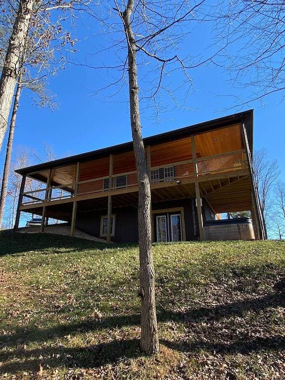 Foto 11 von 32: Relax in our secluded hot tub overlooking the pond with a glass of wine in Luray