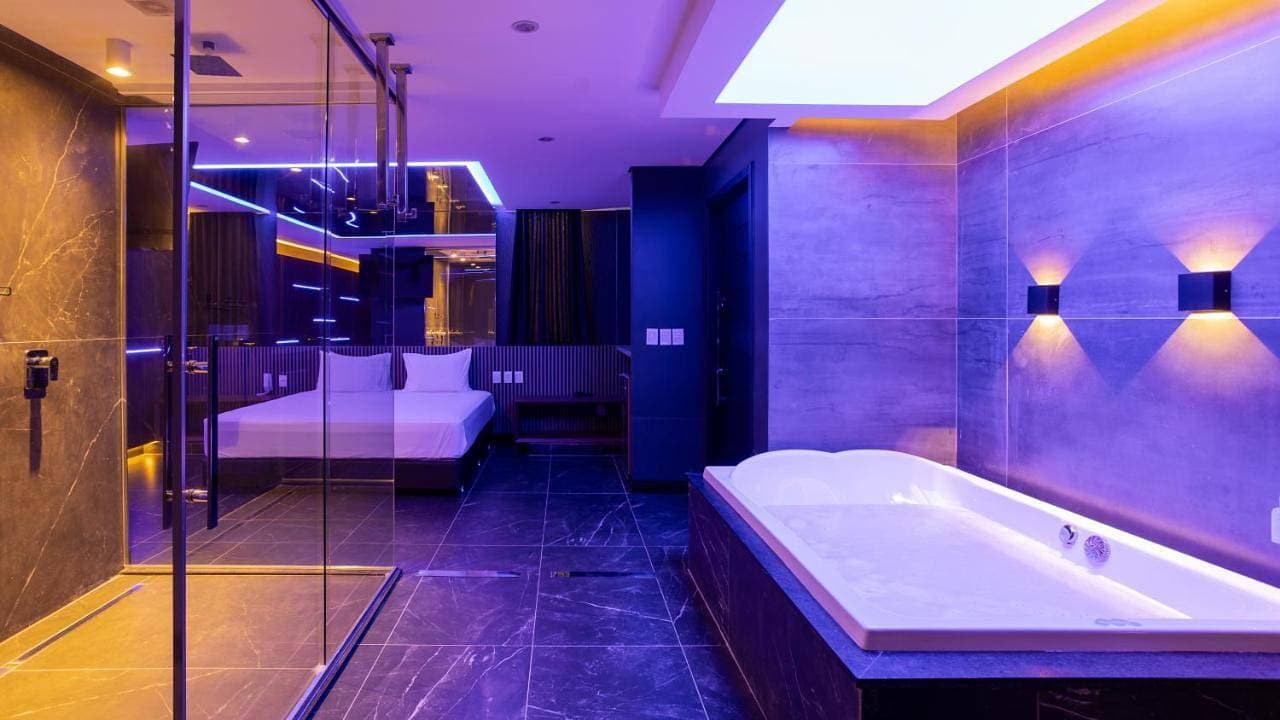 Foto 3 von 13: Studio with Spa Bath