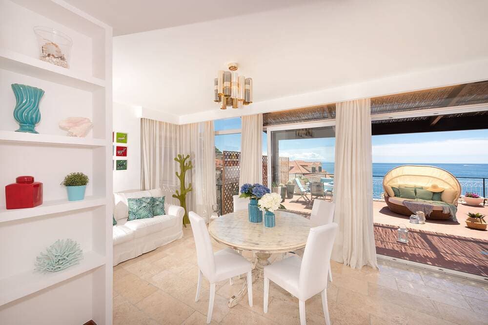 Foto 8 von 19: Boutique Penthouse, Sea View, Close to Beach by Amalfivacation.It