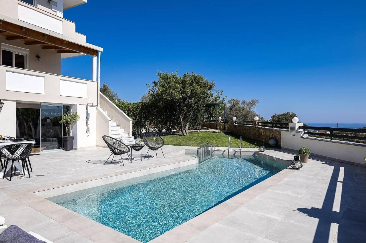 Foto 2 von 5: Villa with Private Pool