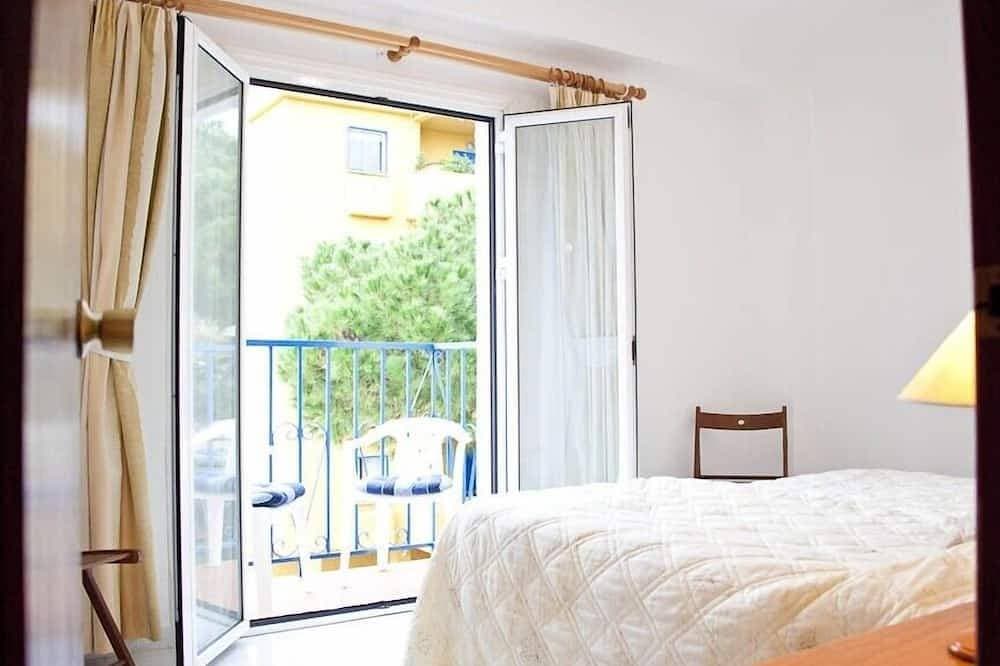 Foto 6 von 25: Geräumiges, sonniges Apartment mit Meerblick in Garten mit einem großen Pool