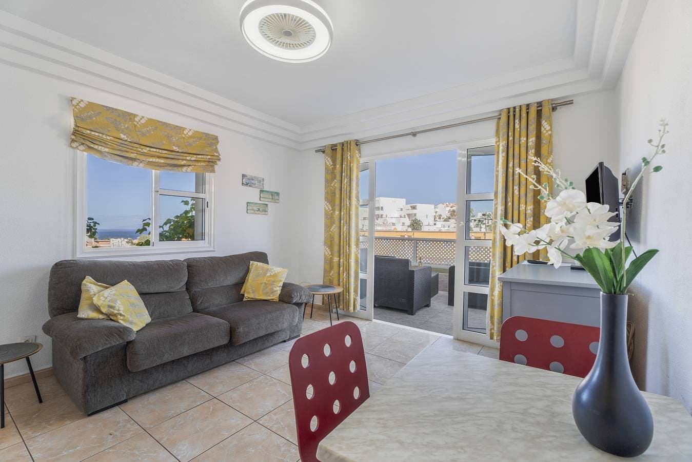 Foto 3 von 27: Ferienwohnung 'Orlando' mit Meerblick, Gemeinschaftspool und WLAN