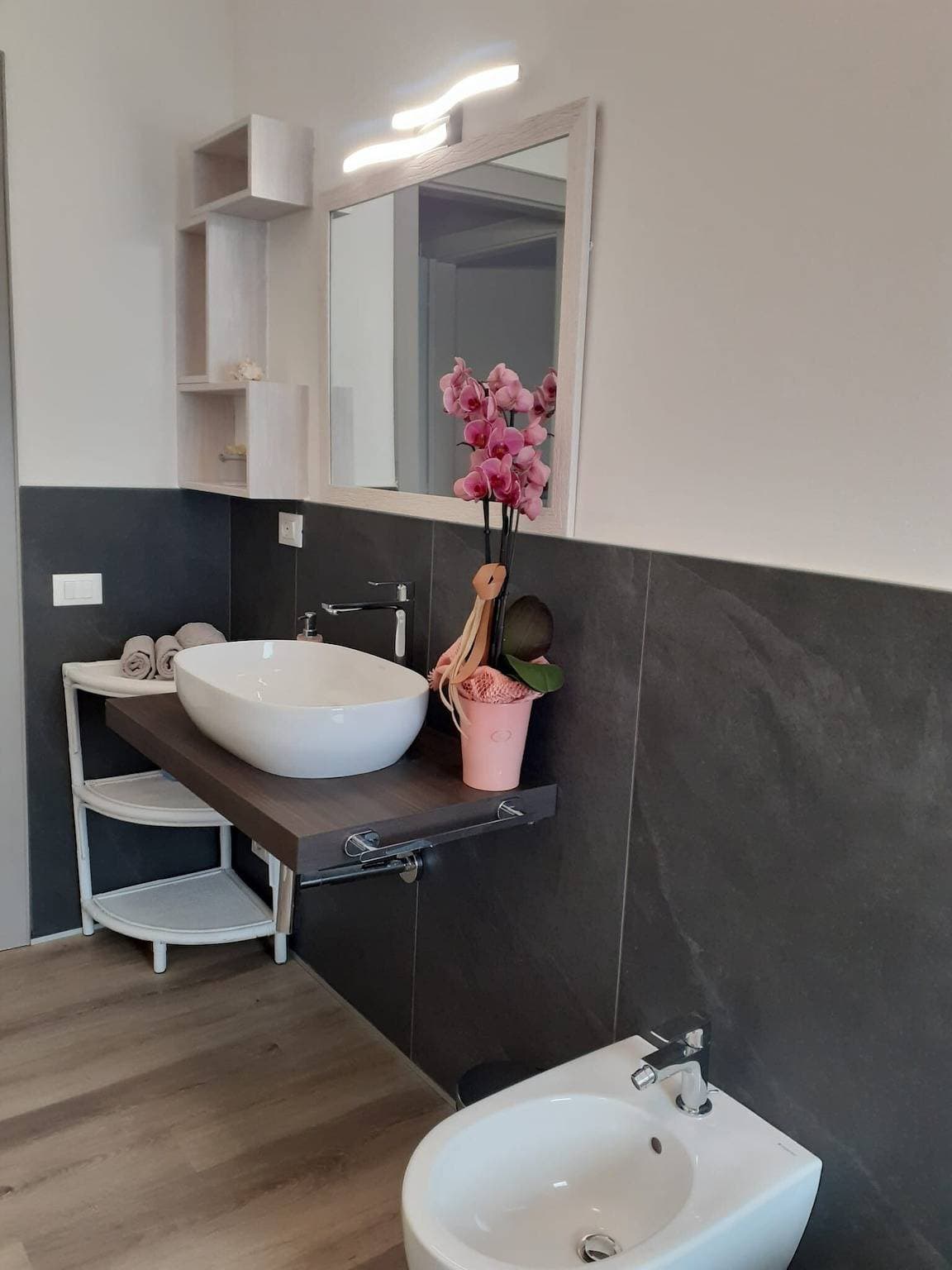 Foto 13 von 20: Ferienwohnung 'Appartamento Marilu' mit Blick auf den See, WLAN und Klimaanlage