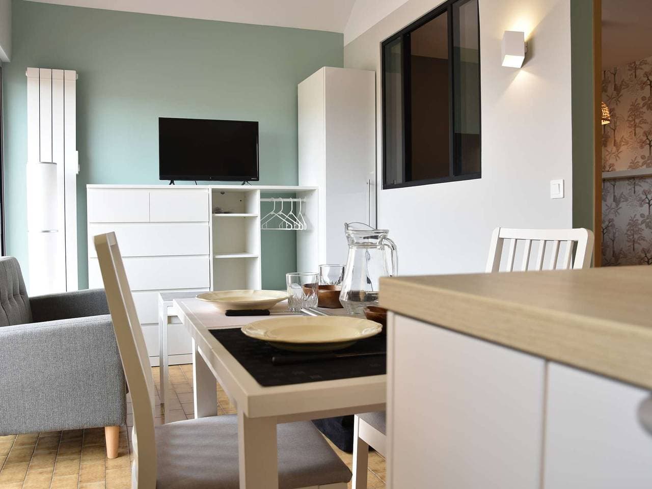 Modernes 2-Zimmer-Apartment mit Balkon, Klimaanlage und privatem Parkplatz in ruhiger Lage 1