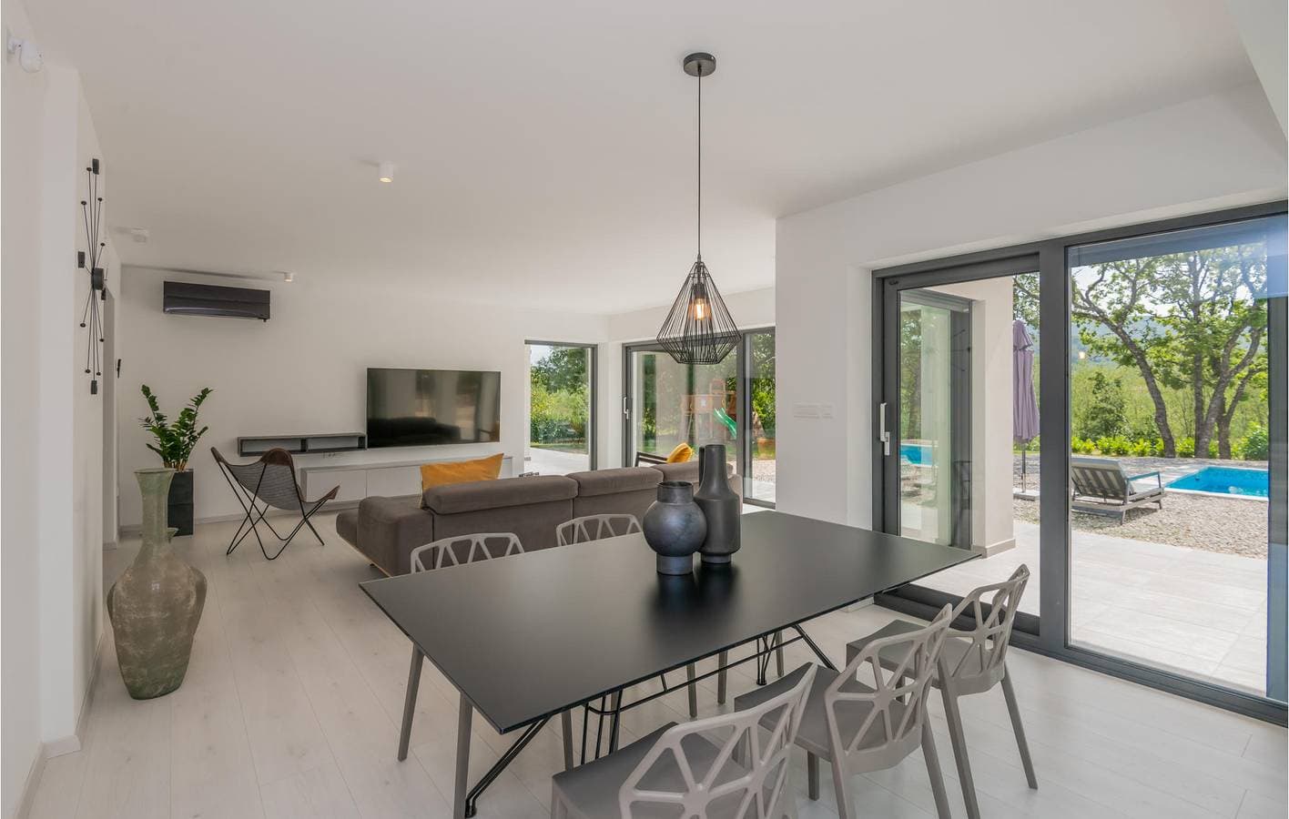 Foto 10 von 43: Charmante 230 m² große Wohnung mit Pool und Garage, 1,5 km vom Fluss Sija entfernt