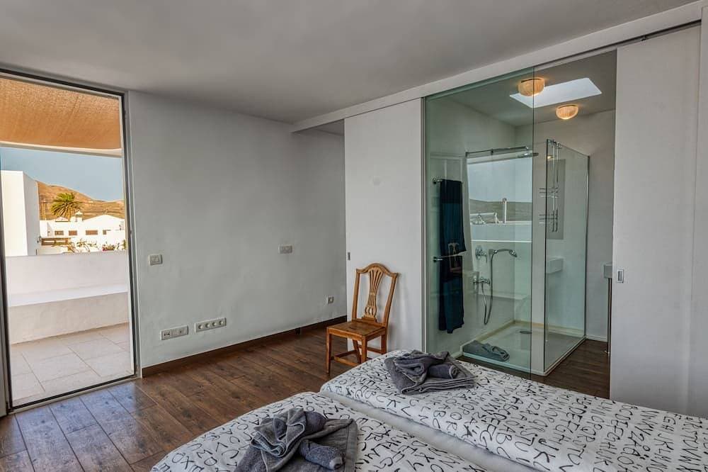 Foto 2 von 22: Luxury Villa in Guatiza-3 Bedrooms-5 Pax-Heated pool-Wi-Fi-Sea view-Chill out