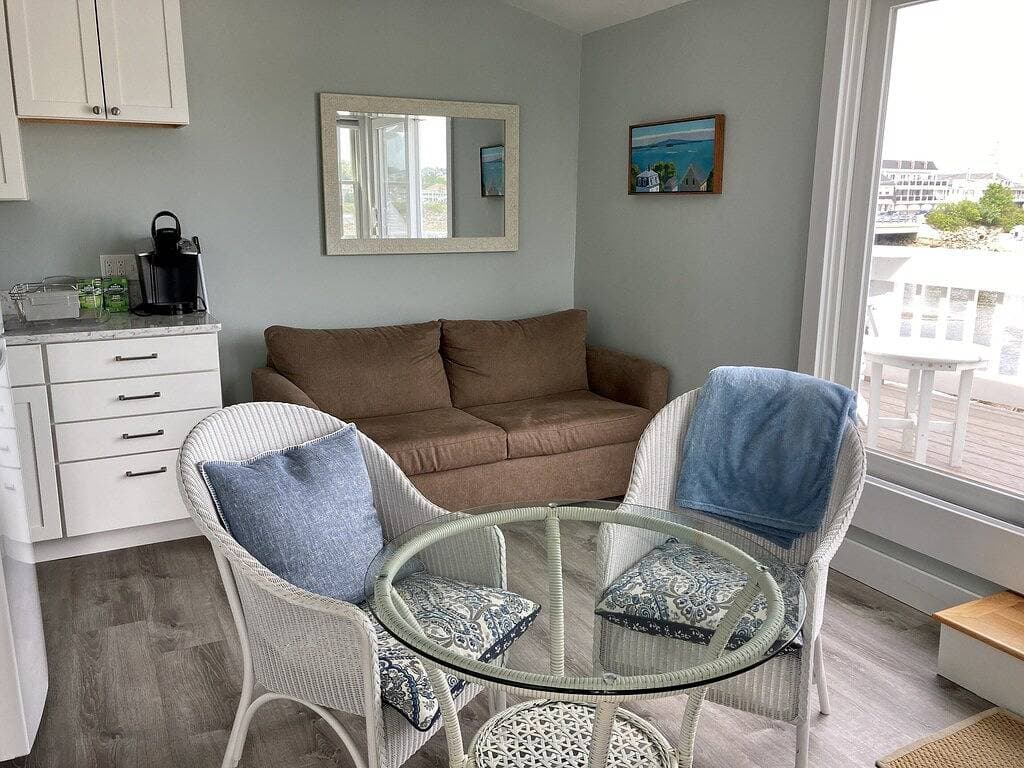Foto 11 von 17: Ogunquit ocean front 1Br/1Ba with deck,  short walk to beach + center of town