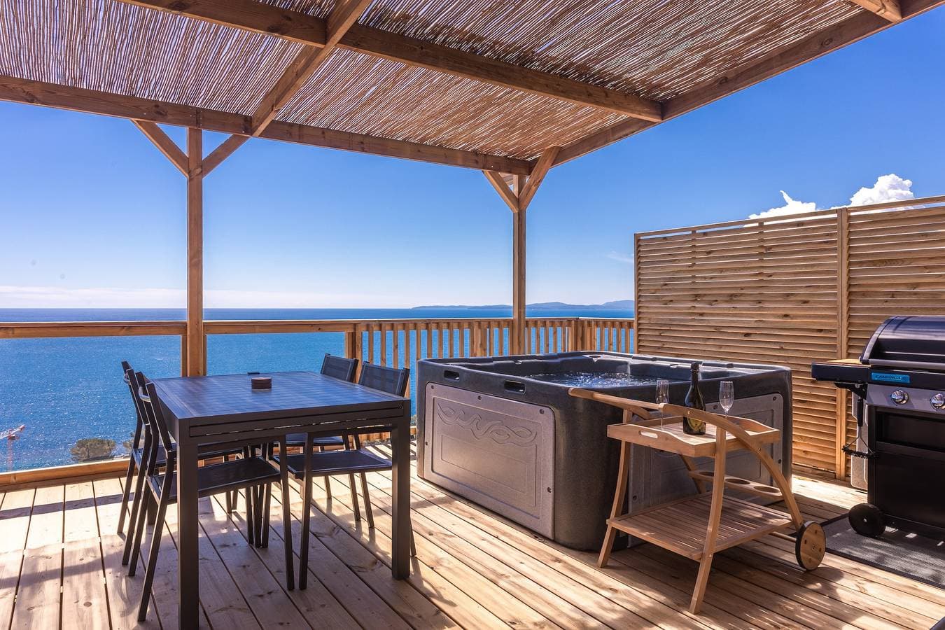 Foto 2 von 41: Bungalow 'Domaine Ile D'or, Segur 8' mit Meerblick, Gemeinschaftspool und privater Terrasse