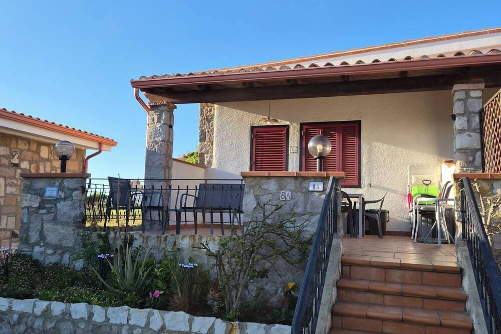 Foto 13 von 30: Five minutes from the beach, EightA cottage in private family village