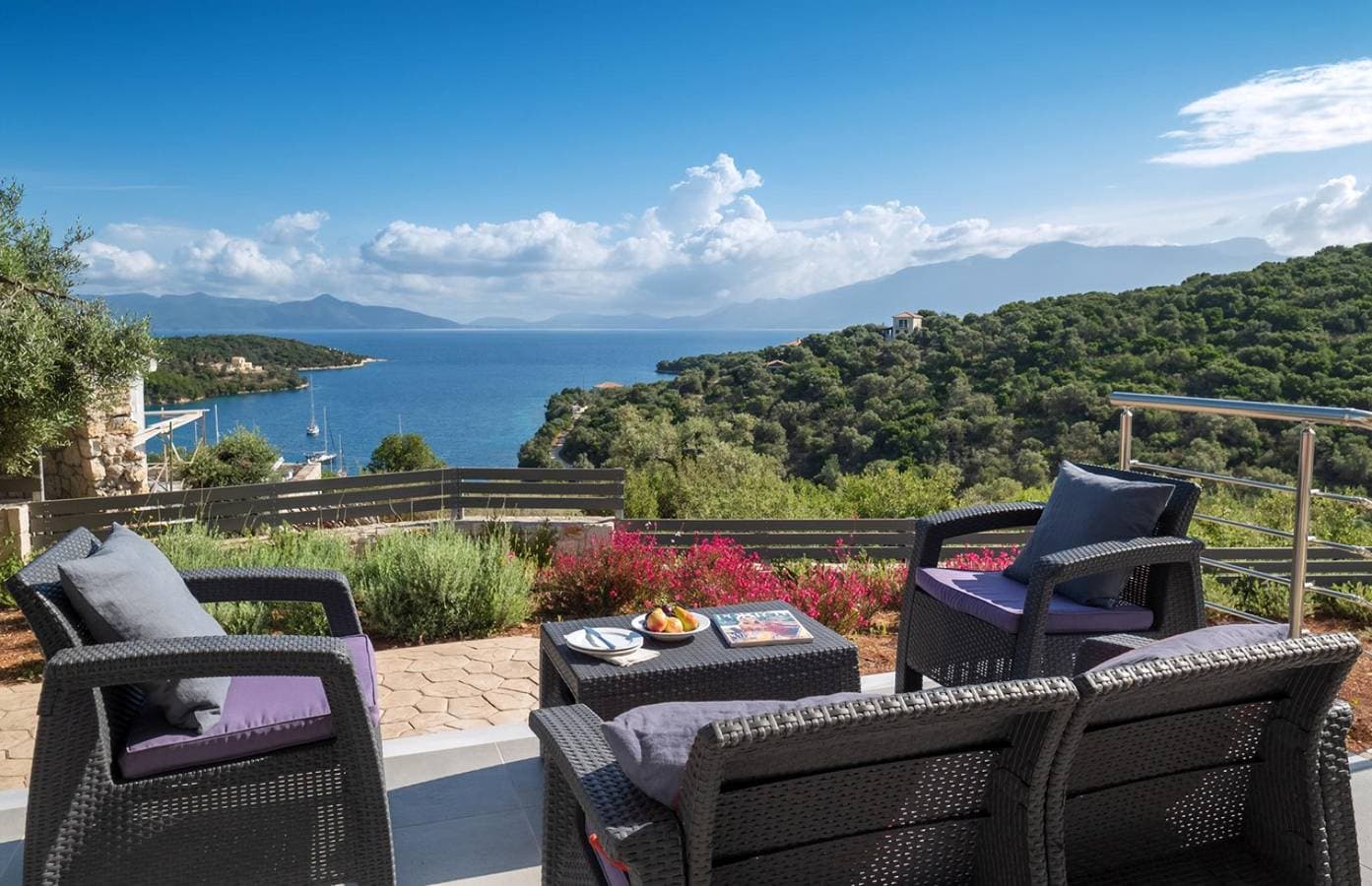 Foto 12 von 21: Stylish Contemporary Villa with Sea Views near Vathy Tavernas