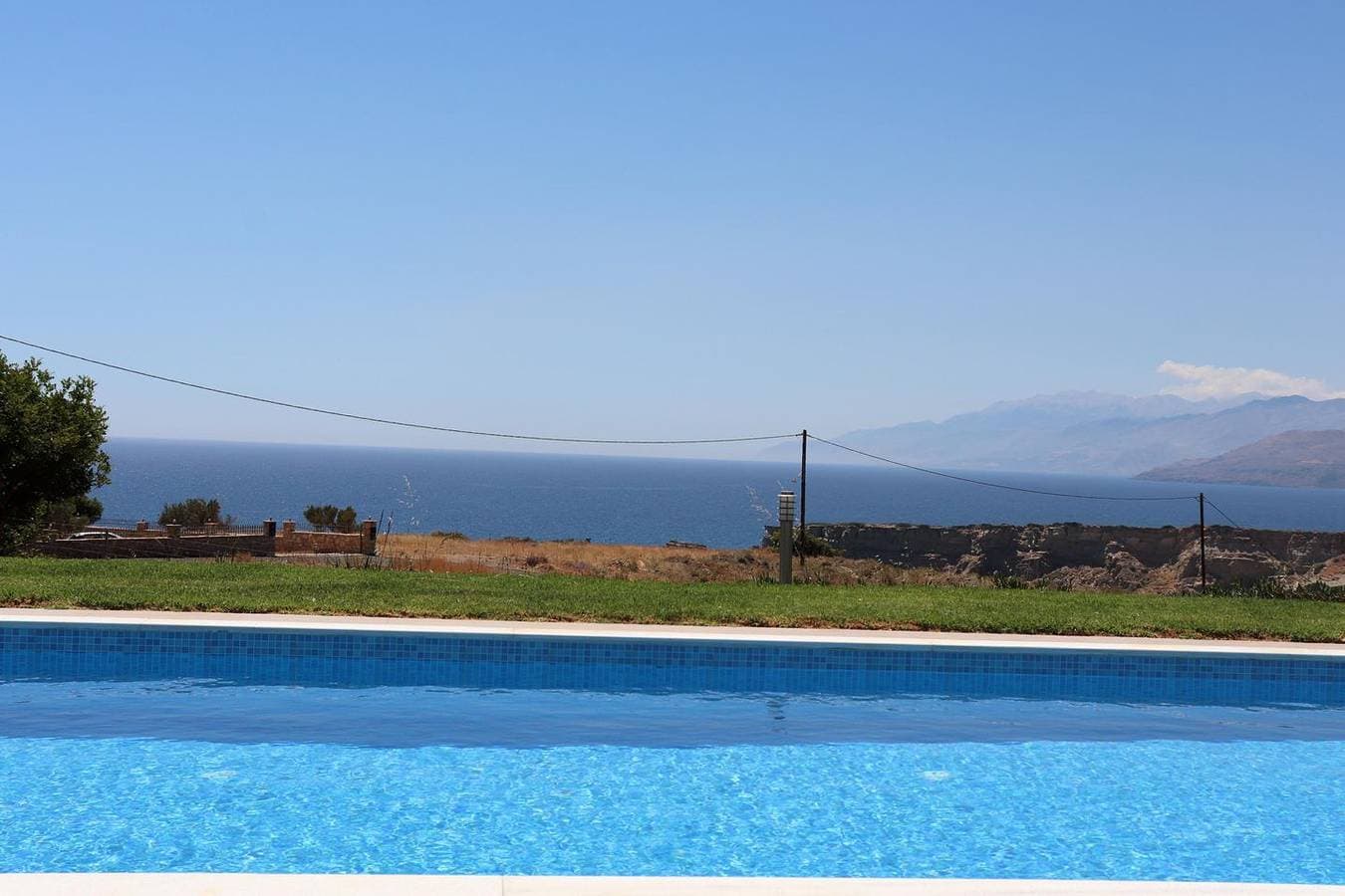 Foto 3 von 32: Weiter Blick auf Landschaft und Meer, Pool, 4 Pers. | Ferienhaus Triopetra, Kreta