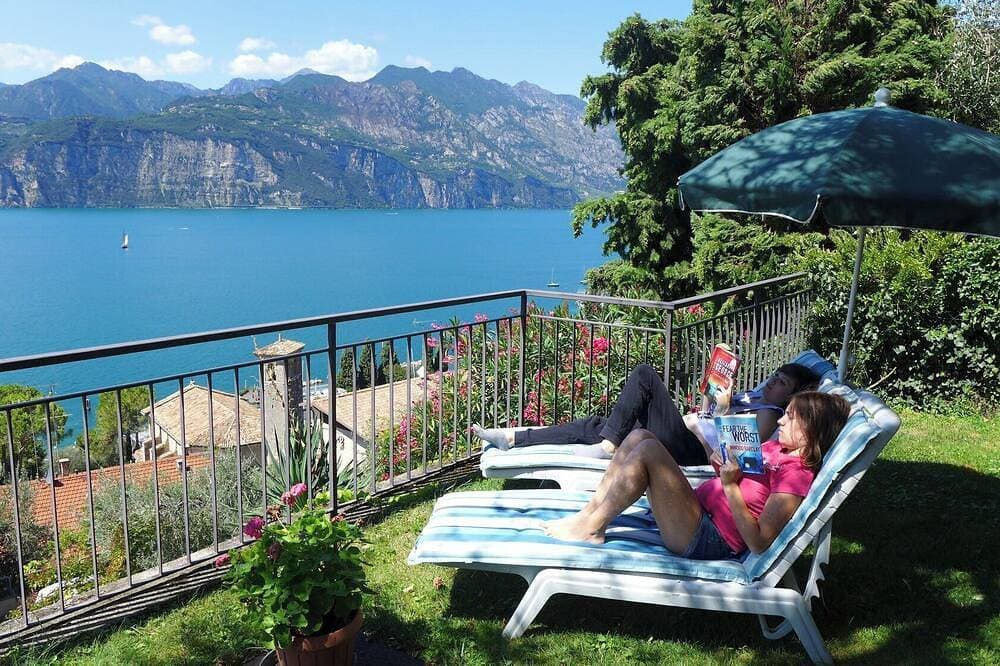 Foto 5 von 10: Terrasse mit herrlichem Seeblick, WiFi, Swimmingpool