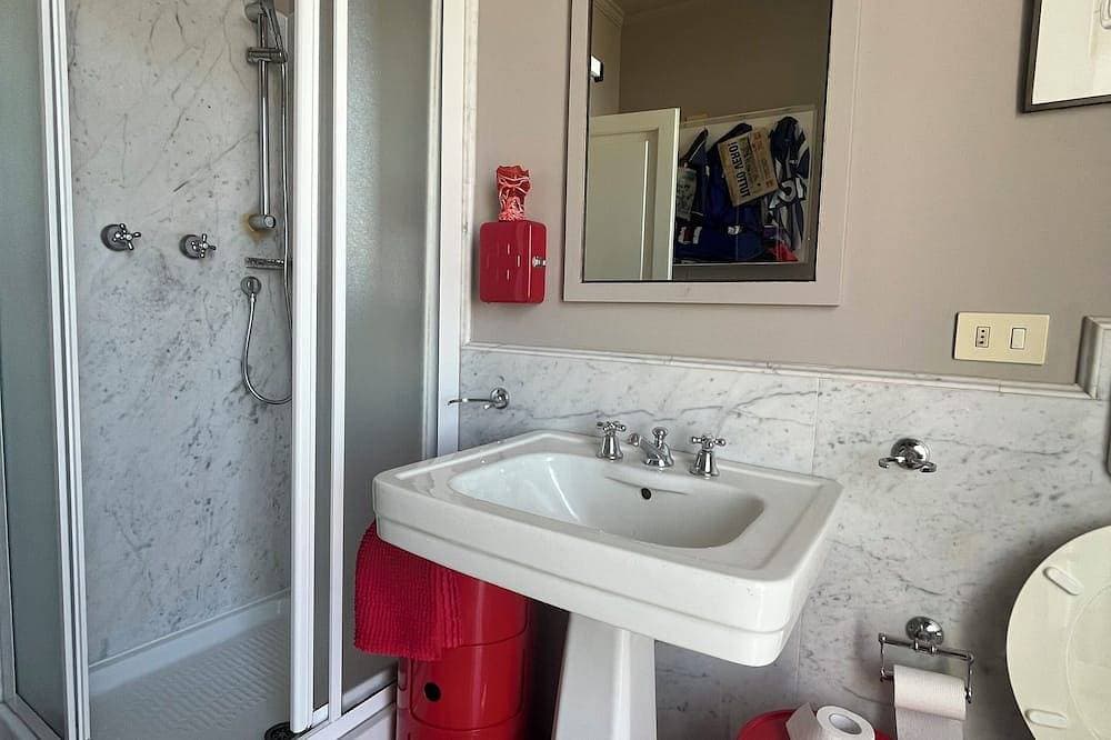 Foto 7 von 26: Artemare room rentals located right in front of the promenade and the sea.