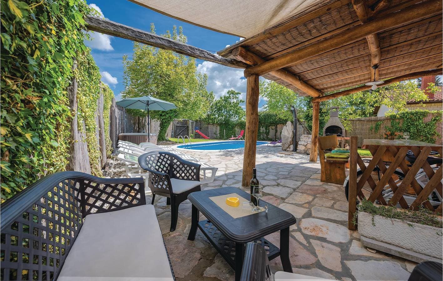 Foto 6 von 49: Geräumige Ferienwohnung mit Pool und Terrasse in der Nähe des Restaurants „Pazin Zapad“
