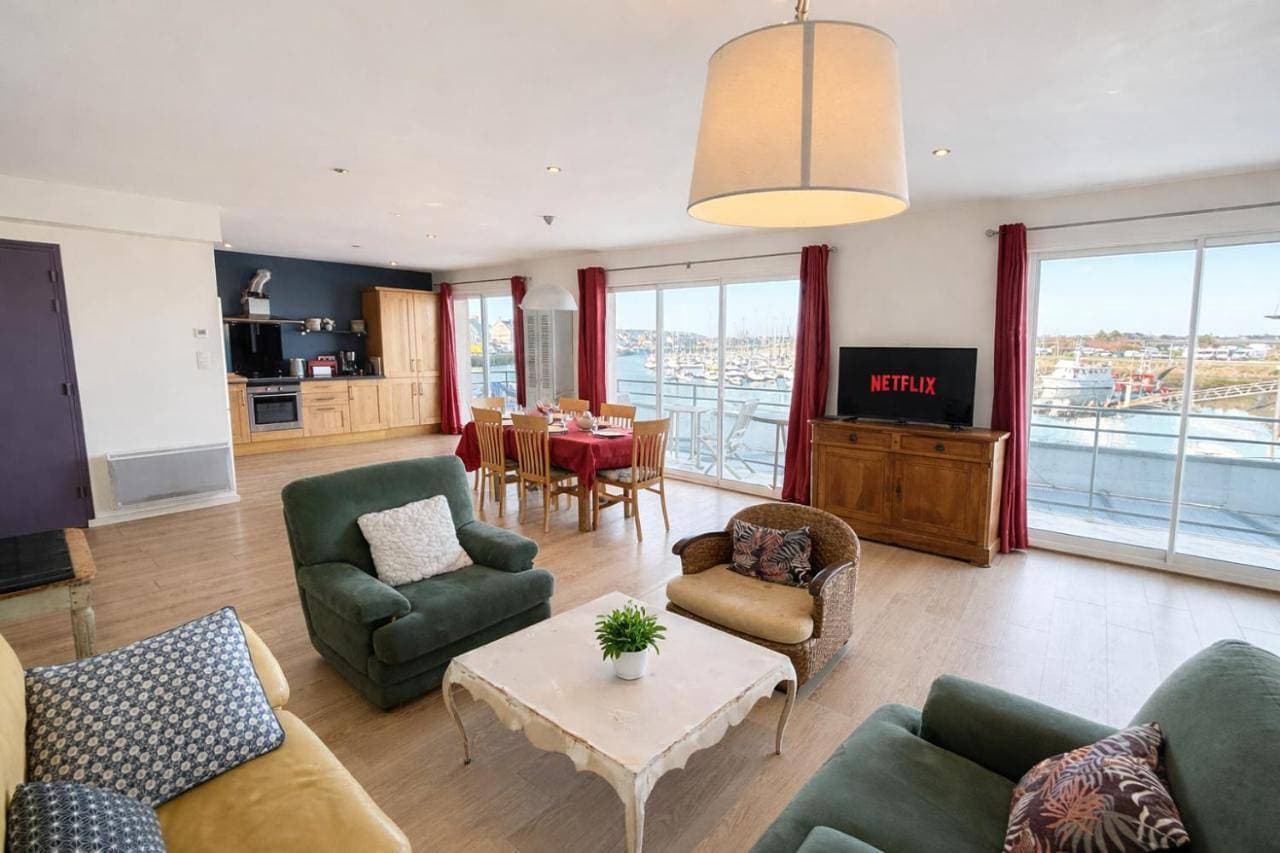 Au bout du port avec balcon et terrasse 1