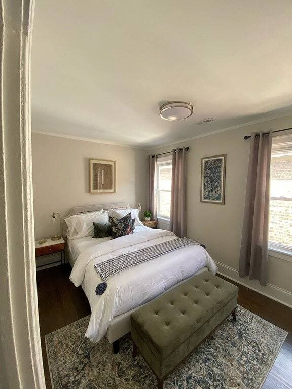 Foto 7 von 19: Luxury vintage condo close to lakefront,  Obama Presidential Center & downtown!