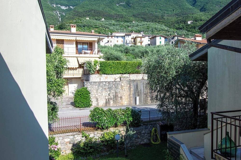 Foto 11 von 27: Traumhafter Balkon über dem See mit schönem Pool, Palmen und Olivenhain