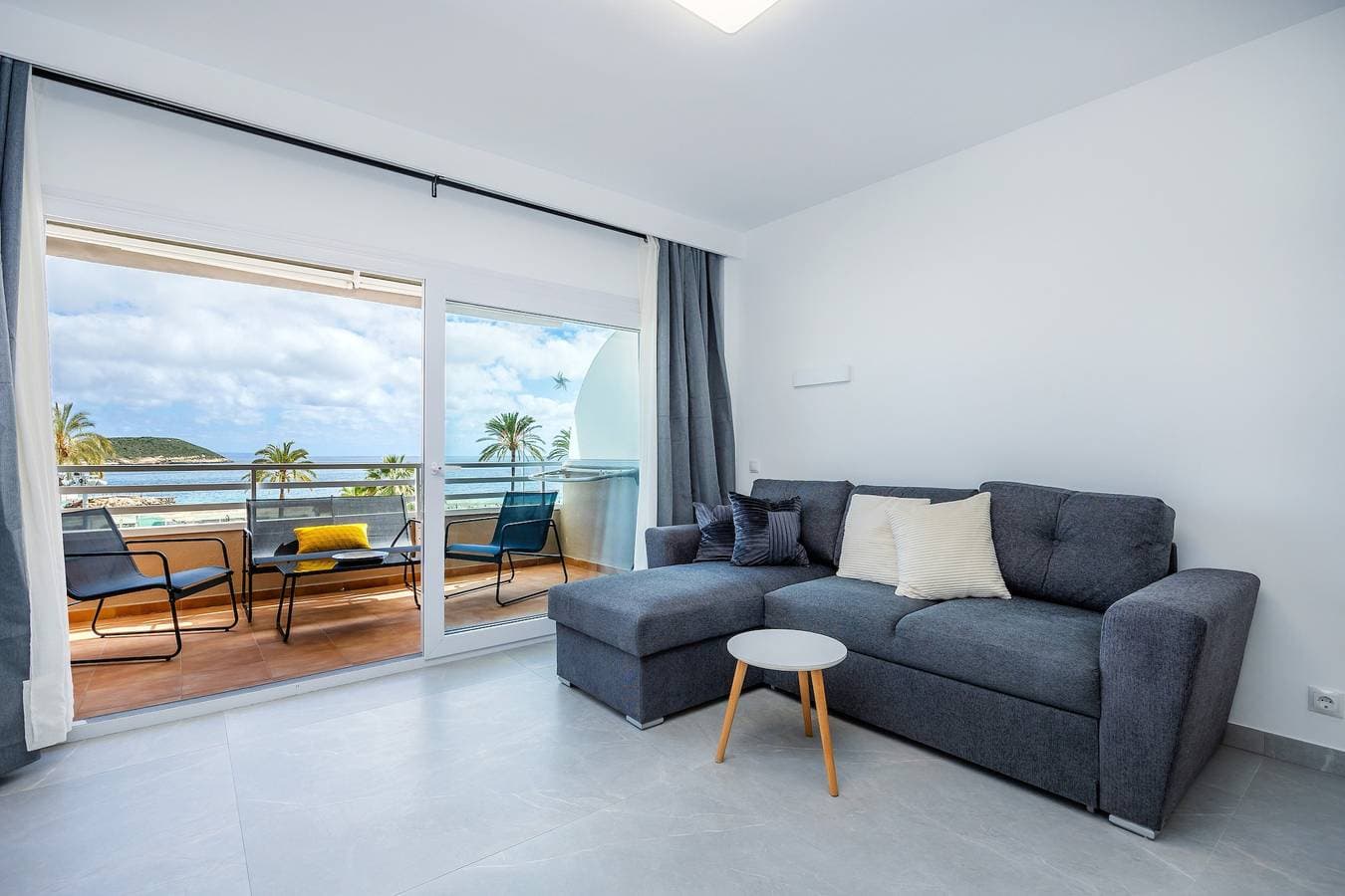 Foto 6 von 27: Ferienwohnung 'First Line Mediterranean' mit Meerblick, WLAN und Klimaanlage