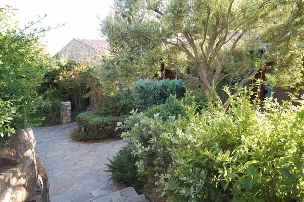 Foto 7 von 20: Schöner Villengarten und Pool in der Nähe des Seebades