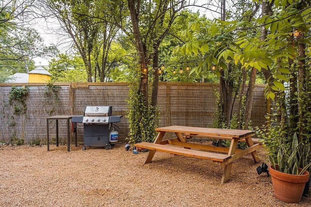 Foto 6 von 22: The Austin LoveStream! New Hot Tub, Full Bathroom, Deck & Grill!