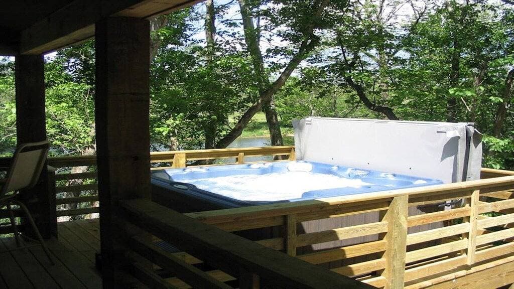 Foto 4 von 22: Tavern River Cabin, Historisch, Flussufer, Block, Hottub, Großer Steinkamin