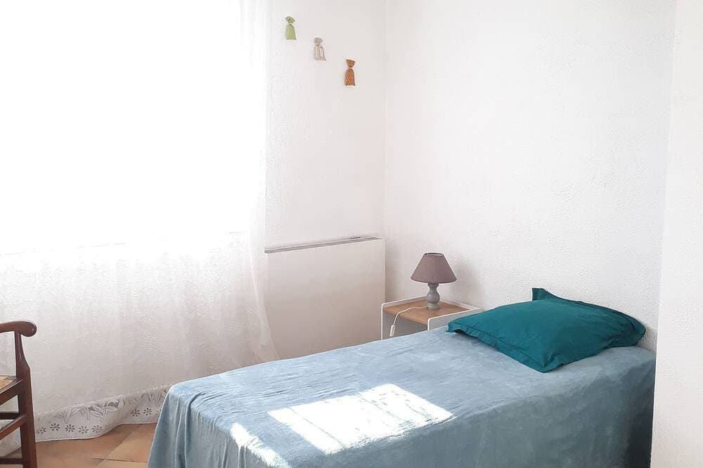 Foto 4 von 20: Large house in Provence village of Entressen with enclosed garden planted with trees, quiet location
