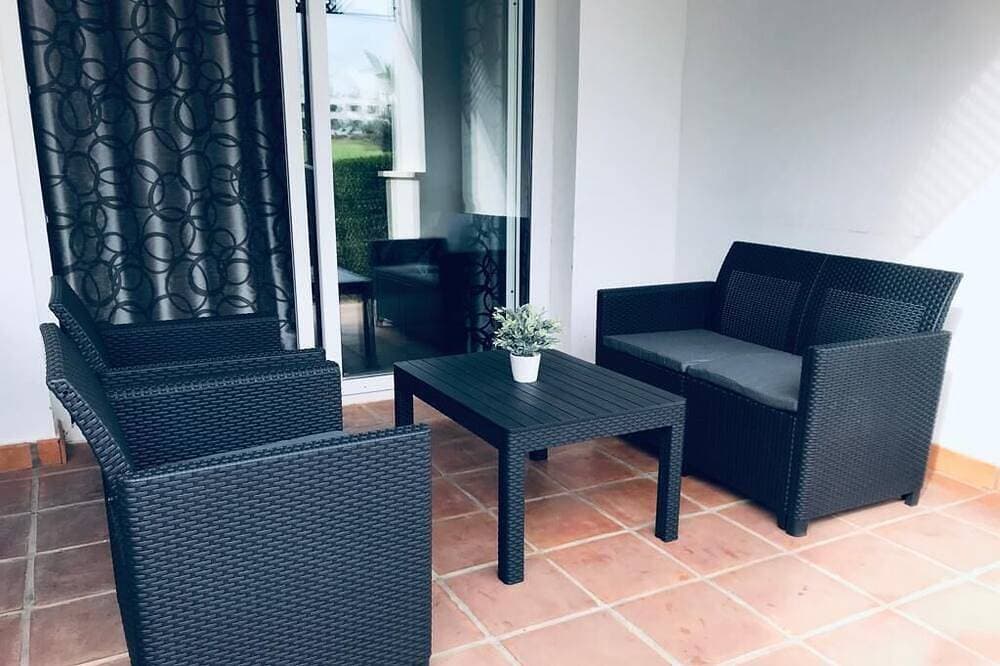 Foto 8 von 8: Erdgeschosswohnung mit Terrasse, Garten und Pool