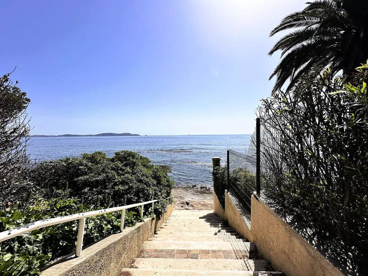 Foto 7 von 28: Klimatisiertes Apartment für 4 Personen mit Meerblick und Privatstrand in Carqueiranne