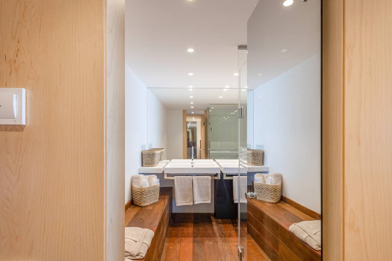 Foto 8 von 23: Sitges Suites – Premium-Apartment mit privatem Jacuzzi und Meerblick