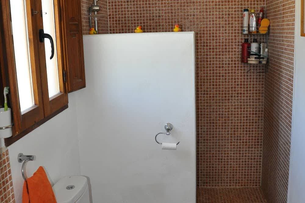 Foto 4 von 22: Ein 2 Schlafzimmer Landhaus mit einem großen privaten Garten und Schwimmbad