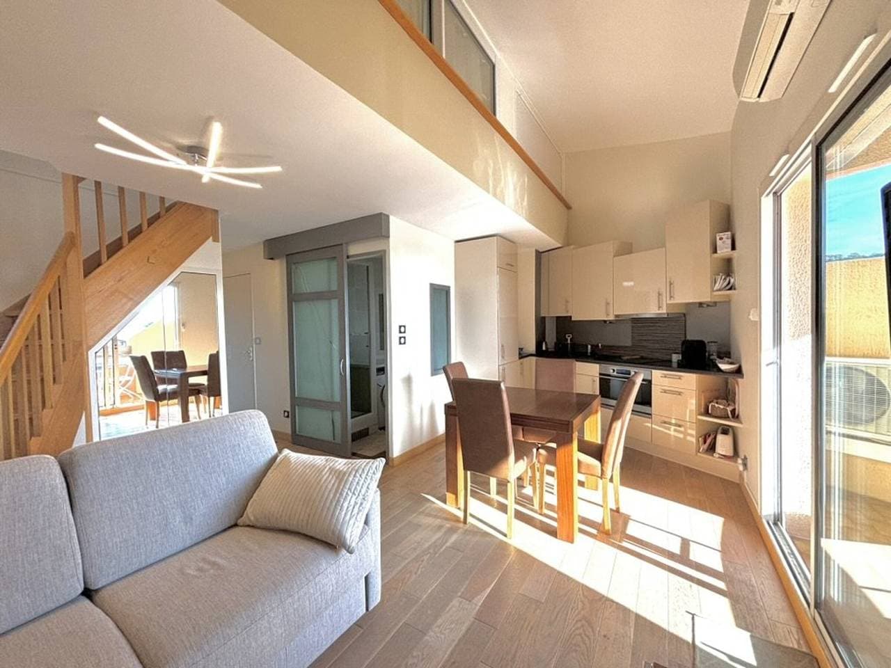 Foto 8 von 20: Moderne 2-Zimmer-Wohnung mit Balkon und Parkplatz in La Londe-les-Maures