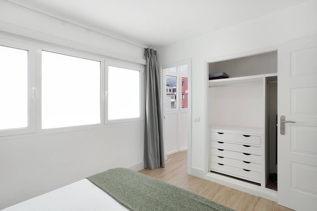 Foto 10 von 23: Ferienwohnung 'Flipper 302' mit Meerblick, Gemeinschaftspool und WLAN