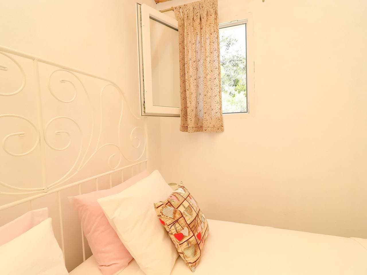 Foto 12 von 35: Greenside Cottage Lumi-Two Bedroom Holiday Home with Terrace and Sea view