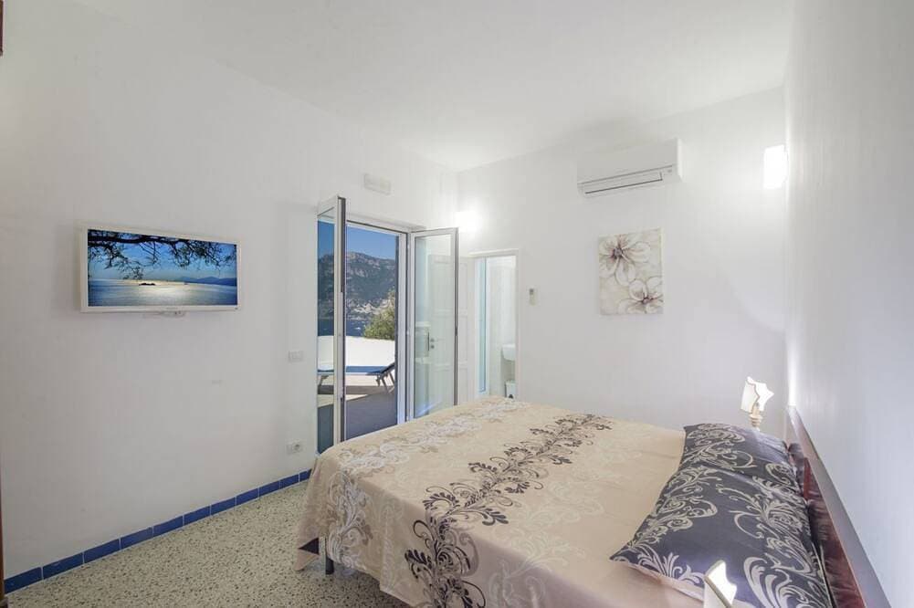 Foto 3 von 30: Schüchterner Praiano mit Blick auf Capri und Positano