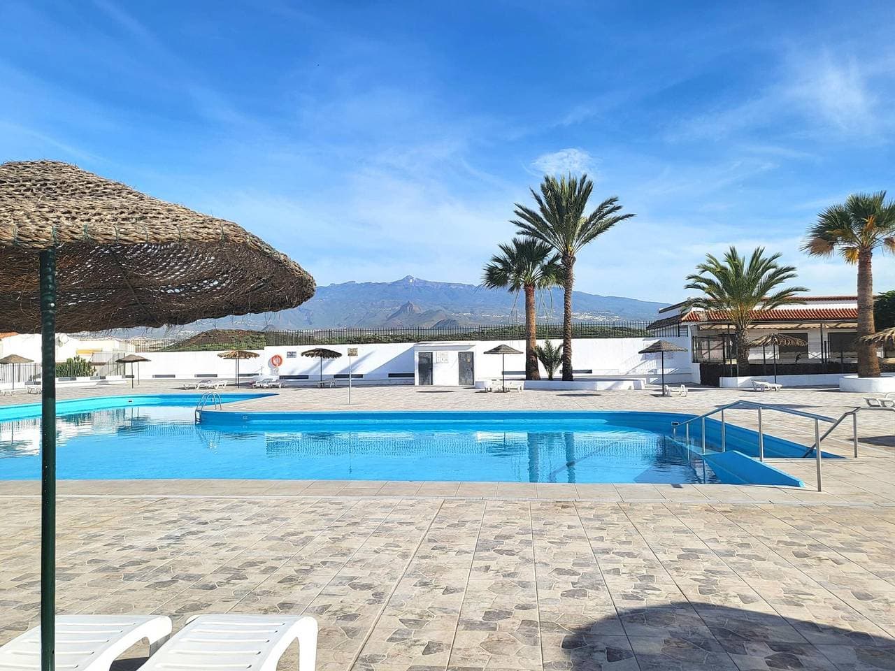 Moderne Ferienwohnung mit zwei Schlafzimmern und vier Pools in Costa del Silencio, Arona 1